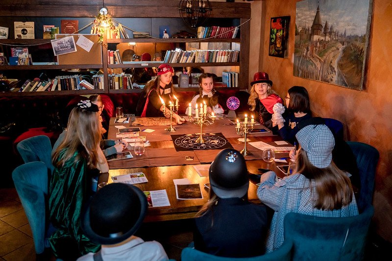 Дети разгадывают загадки в семейном квесте Хэллоуина в Sofia